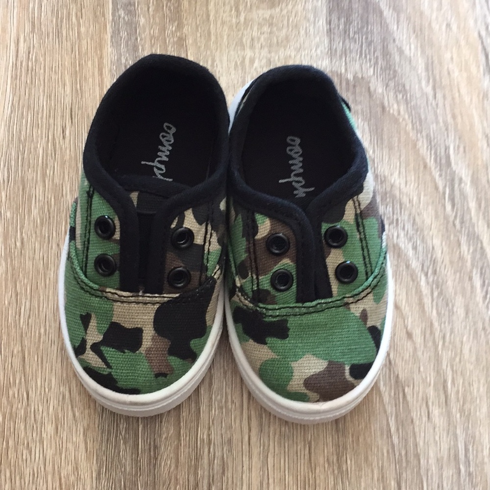 Toddler Army print shoes